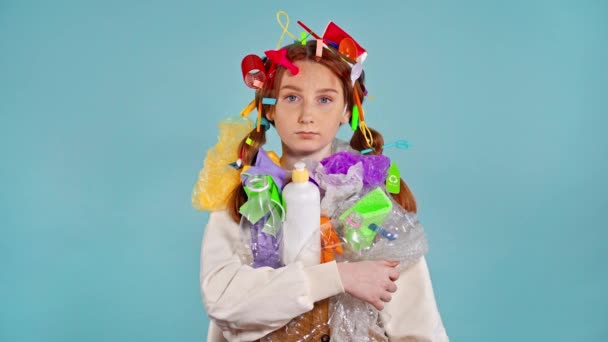 Ongelukkige Meisje Tonen Door Vinger Naar Plastic Prullenbak Zichzelf — Stockvideo