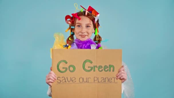 Chica Sonriente Con Basura Plástico Misma Sosteniendo Cartón Con Inscripción — Vídeo de stock