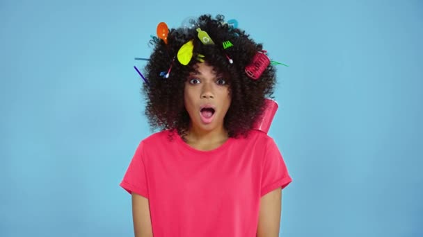 髪にプラスチックごみを持つ驚きアフロアメリカ人女性の肖像画 — ストック動画
