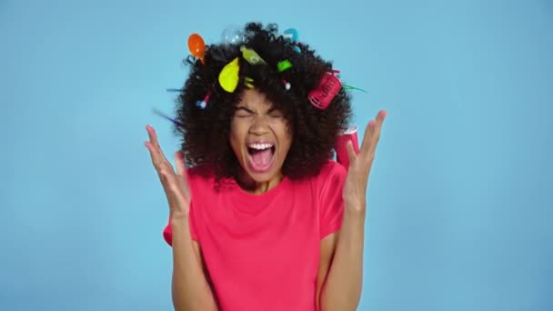Кричащая Афро Американка Пластиковым Мусором Вьющихся Волосах — стоковое видео