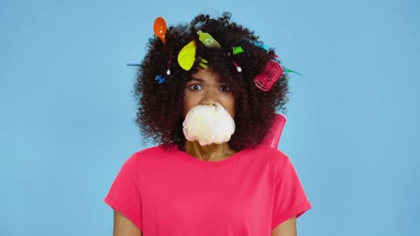 Portret Afro Amerykanki Śmieciami Włosach Trzyma Myjkę Ustach Krzyczy Spowolnienie — Wideo stockowe