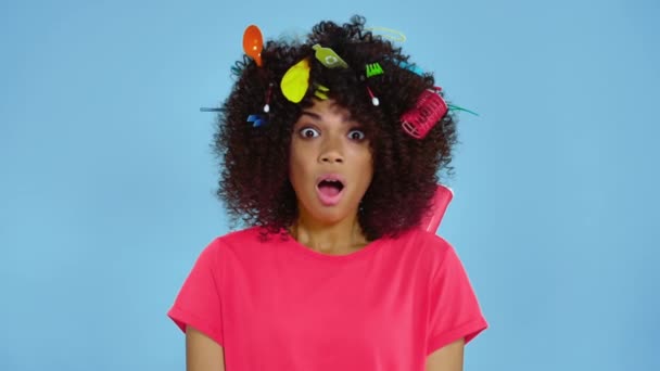 Ritratto Donna Afro Americana Guardando Telecamera Mentre Spazzatura Cadeva Addosso — Video Stock