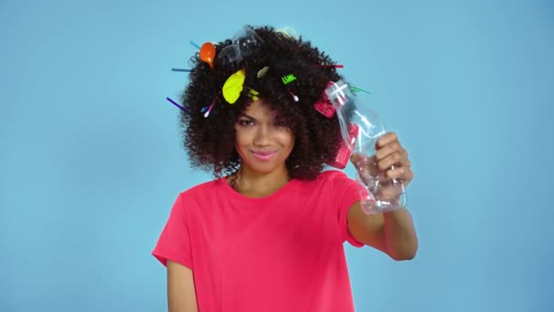 Afro Americano Donna Spremitura Bottiglia Plastica — Video Stock