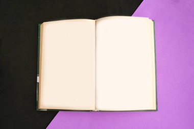 Renk geometrik arkaplanı üzerine eski bir kitap aç, metin için boşluğu kopyala