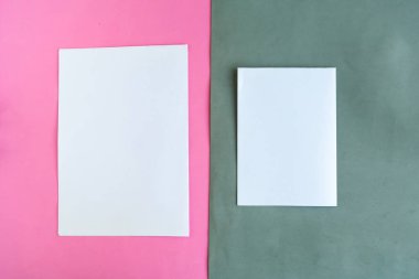 Renk geometrik arkaplanı üzerinde iki beyaz model boş, metin için boşluğu kopyala