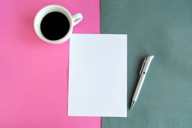 Kahve fincanı ve beyaz renkli geometrik arkaplan, tasarımcı şablonu boş