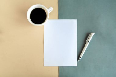 Kahve fincanı ve beyaz renkli geometrik arkaplan, tasarımcı şablonu boş