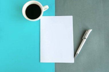 Kahve fincanı ve beyaz renkli geometrik arkaplan, tasarımcı şablonu boş