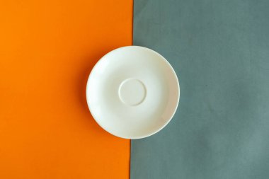 Gri ve turuncu arka planda boş bir plaka. Metin için alanı kopyala. Asgari konsept