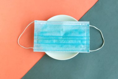 Tabakta tekil maske, coronavirüs konsepti