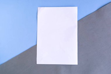 Renk arkaplanı üzerinde beyaz model boş, metin için alanı kopyala
