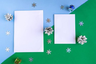 Renkli arka planda iki tane boş model ve Noel süsü. Noel tebrik kartı şablonu