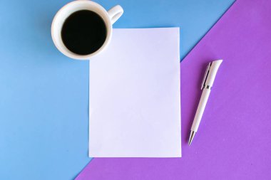 Kahve fincanı ve beyaz renkli geometrik arkaplan, tasarımcı şablonu boş