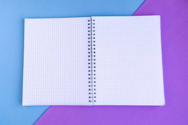 Renk arkaplanı üzerine maket defterini aç, metin için boşluğu kopyala