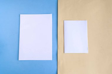 Renk geometrik arkaplanı üzerinde iki beyaz model boş, metin için boşluğu kopyala