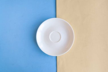 Sarı ve mavi arka planda boş bir plaka. Metin için alanı kopyala. Asgari konsept