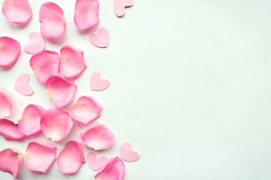 Beyaz arkaplanda gül yaprakları, Sevgililer Günü arka planı, kopyalama alanı