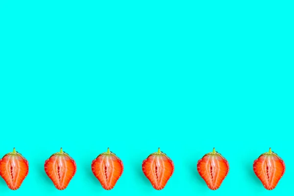 青の背景に新鮮なスライスされたイチゴのパターン 最小限の概念 テキストのコピースペース — ストック写真