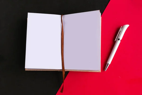 Apri Blocco Note Mockup Sfondo Geometrico Nero Rosso Copia Spazio — Foto Stock