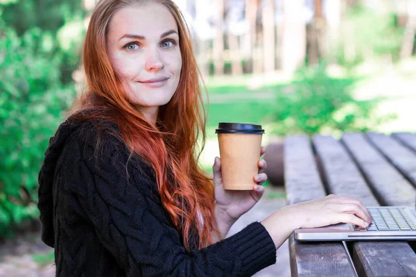 Freelancer Naturaleza Mujer Está Trabajando Ordenador Portátil Bosque — Foto de Stock