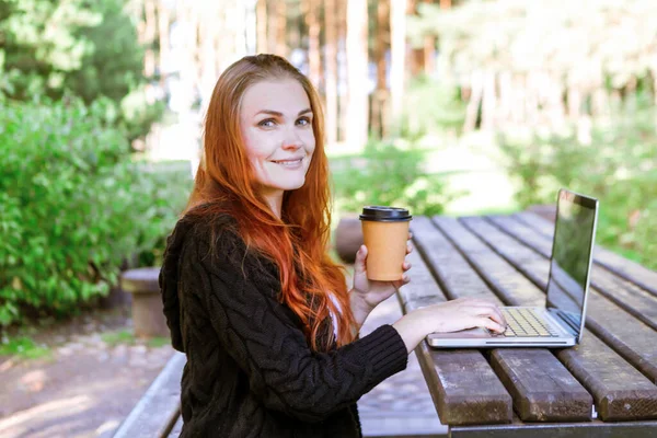 Freelancer Naturaleza Mujer Está Trabajando Ordenador Portátil Bosque — Foto de Stock