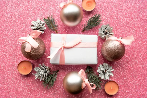 Caixa Presente Bugigangas Natal Fundo Brilho Rosa Feliz Natal Feliz — Fotografia de Stock