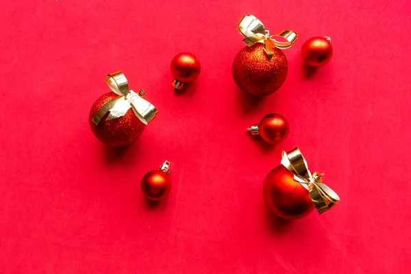 Bugigangas Vermelhas Natal Com Arcos Dourados Fundo Vermelho Feliz Natal — Fotografia de Stock