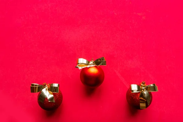 Bugigangas Vermelhas Natal Com Arcos Dourados Fundo Vermelho Feliz Natal — Fotografia de Stock