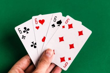Poker dörtlüsü oyun kartı, yeşil arkaplan