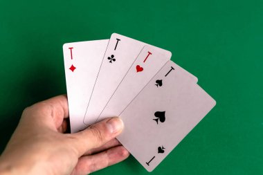 Poker dörtlüsü oyun kartı, yeşil arkaplan