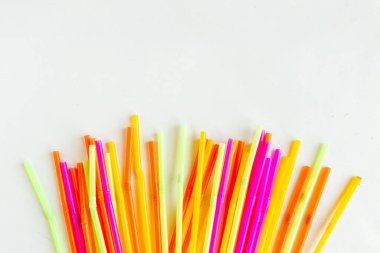 Beyaz arka planda çok renkli plastik kokteyl pipetleri, üst manzara. Kokteyl yap.. 