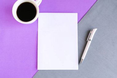 Kahve fincanı ve beyaz renkli geometrik arkaplan, tasarımcı şablonu boş