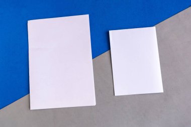 Renk geometrik arkaplanı üzerinde iki beyaz model boş, metin için boşluğu kopyala