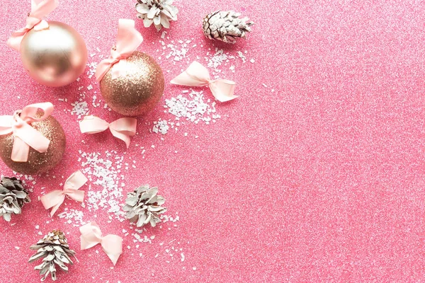 Pembe pırıltılı arka planda Noel süsleri, Mutlu Noeller ve mutlu yıllar. Metin için alanı kopyala