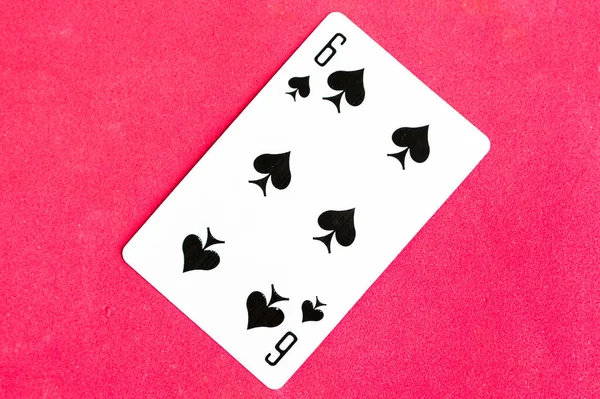 Έξι Μπαστούνι Που Παίζουν Χαρτιά Κόκκινο Φόντο — Φωτογραφία Αρχείου