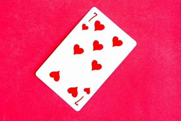 Seven Hearts Spielkarte Roter Hintergrund — Stockfoto