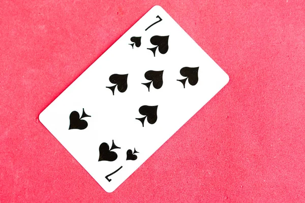 Επτά Μπαστούνι Παιχνίδι Κάρτα Κόκκινο Φόντο — Φωτογραφία Αρχείου
