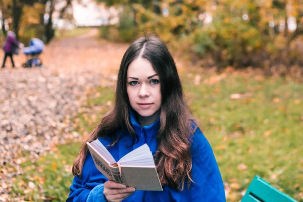 Vacker Kvinna Läsa Bok Höst Park Falla Bakgrund — Stockfoto