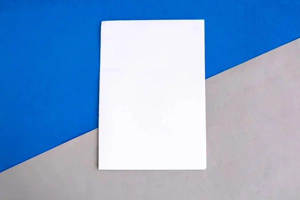 Blanco Maqueta Blanco Sobre Fondo Geométrico Gris Azul Espacio Copia — Foto de Stock