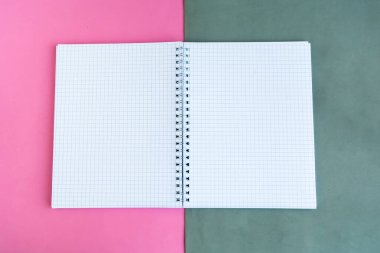 Renk arkaplanı üzerine maket defterini aç, metin için boşluğu kopyala