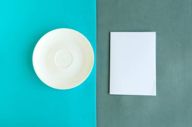 Renk arkaplanında boş plaka ve model boş. Metin için alanı kopyala. Asgari konsept