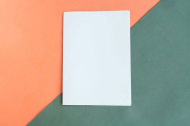 Geometrik gri ve pembe arkaplan üzerinde beyaz model boş, metin için boşluğu kopyala