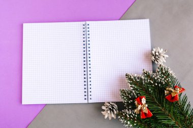 Renkli arka planda model defterleri ve Noel ağacı dallarını aç. Yeni yıl tebrik kartı şablonu. Mutlu Noeller ve mutlu yıllar.