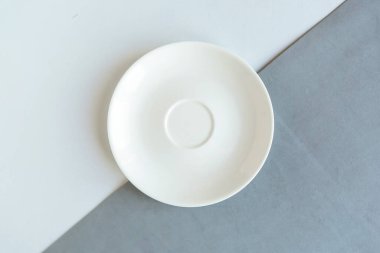 Gri ve beyaz arka planda boş bir plaka. Metin için alanı kopyala. Asgari konsept