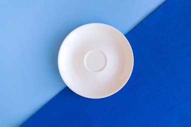 Mavi arka planda boş bir plaka. Metin için alanı kopyala. Asgari konsept