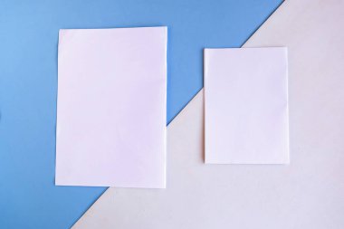 Renk geometrik arkaplanı üzerinde iki beyaz model boş, metin için boşluğu kopyala