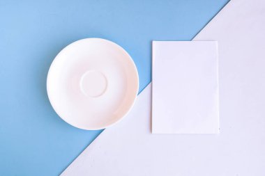 Renk arkaplanında boş plaka ve model boş. Metin için alanı kopyala. Asgari konsept