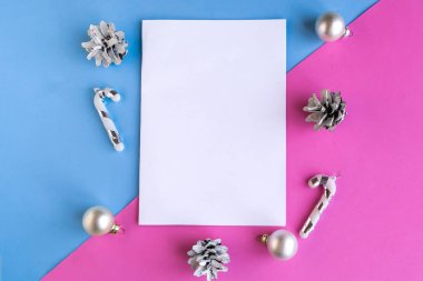 Beyaz model boş ve renkli arka planda Noel süslemeleri var. Metin için alanı kopyala. Noel tebrik kartı şablonu. Mutlu Noeller ve mutlu yıllar.