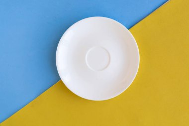Mavi ve sarı arka planda boş bir plaka. Metin için alanı kopyala. Asgari konsept