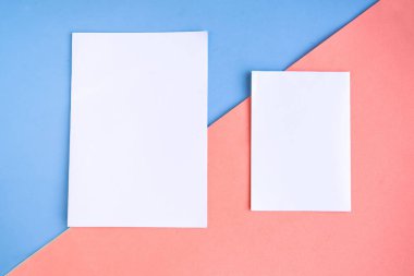 Renk geometrik arkaplanı üzerinde iki beyaz model boş, metin için boşluğu kopyala